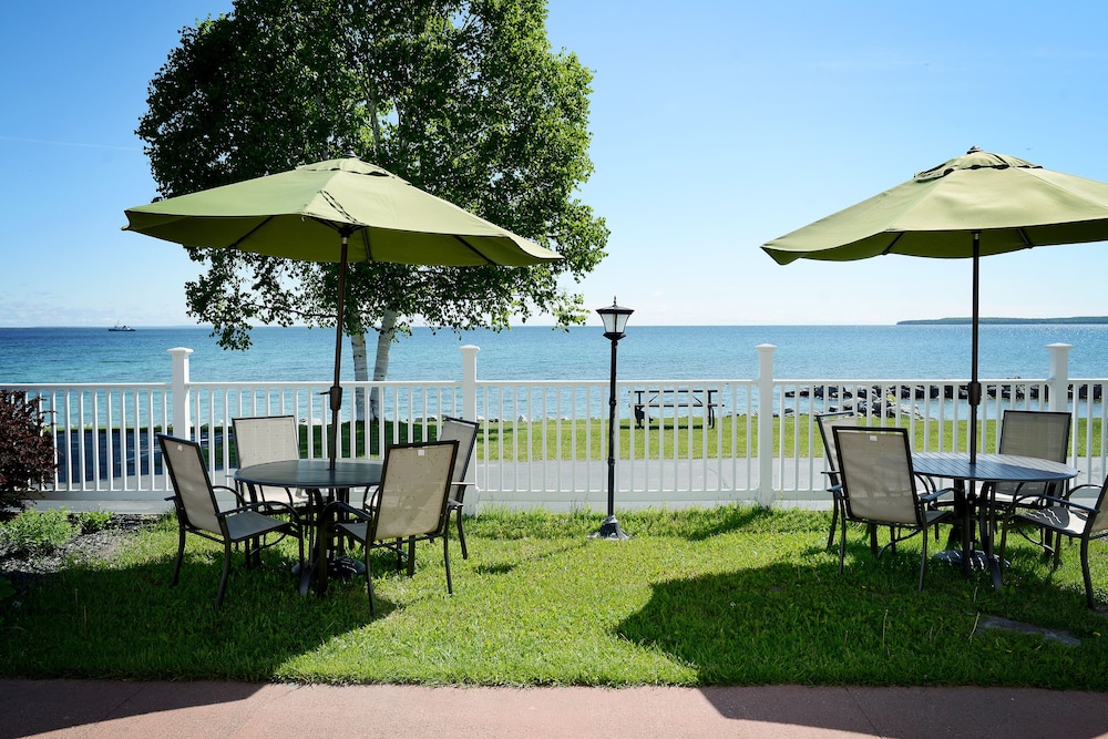 Baymont by Wyndham St. Ignace Lakefront - photo 40