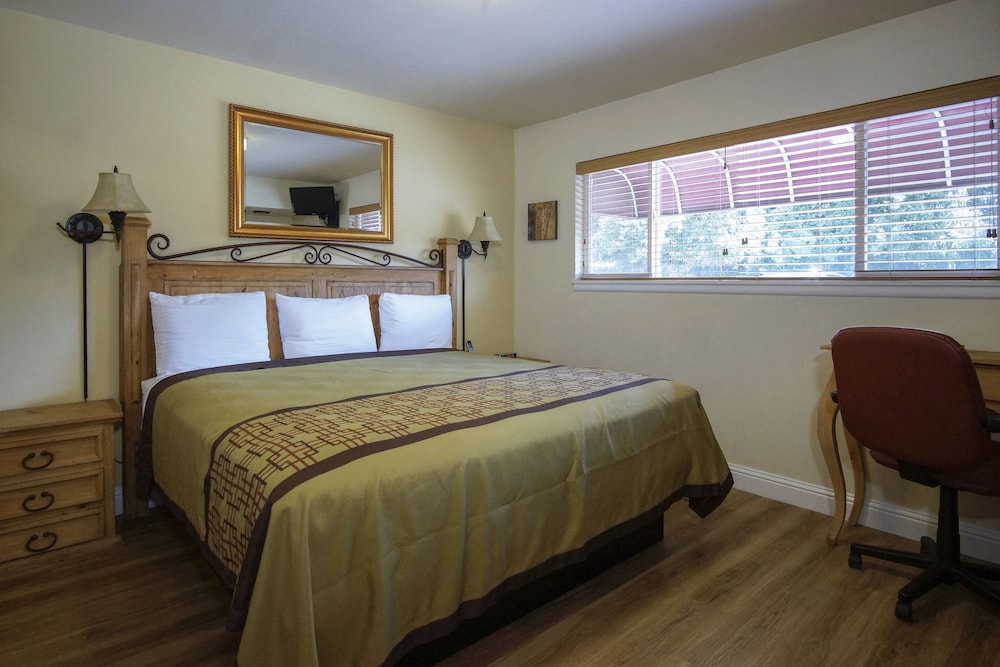 Charm Motel & Suites - photo 42