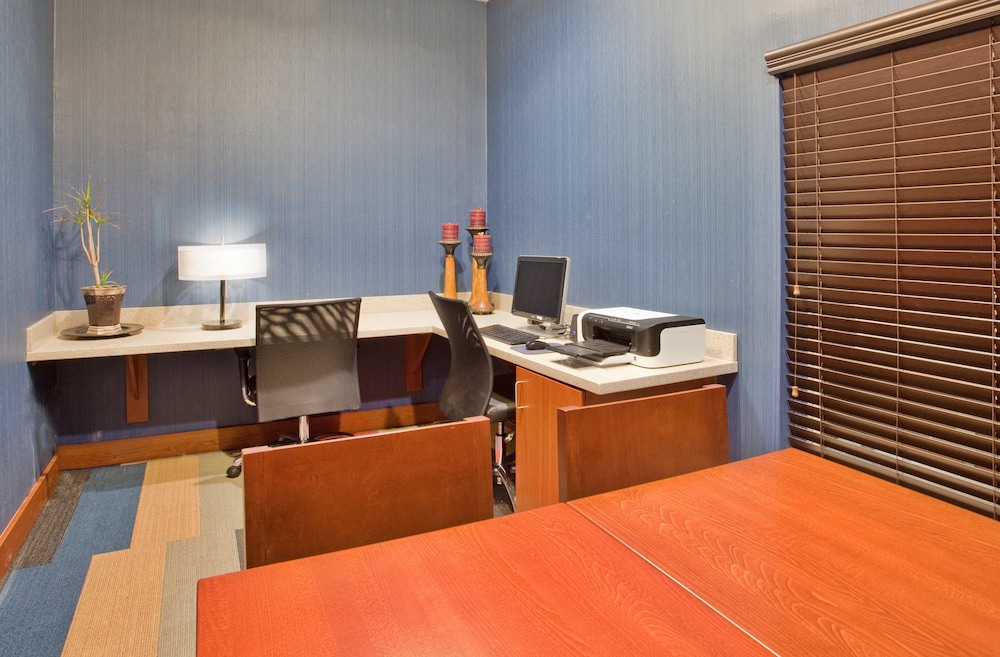 Holiday Inn Express Hotel & Suites Beatrice by IHG - photo 99
