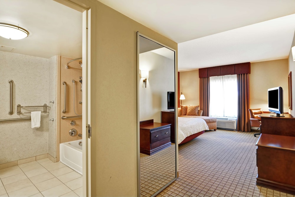 Hampton Inn & Suites Peoria at Grand Prairie IL - photo 12