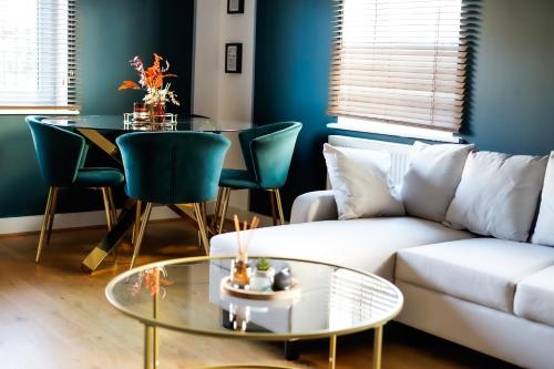 Family & Business Stays In RG2 Sleeps Up to 12 in Reading, United Kingdom