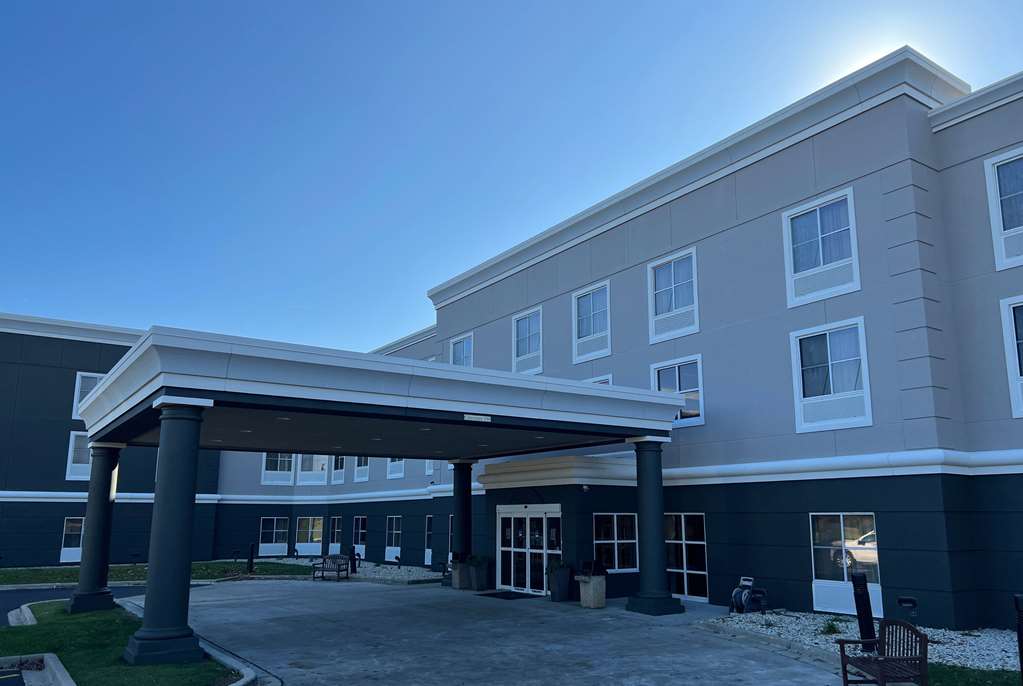 La Quinta Inn & Suites by Wyndham Oshawa — Oshawa — photo 4