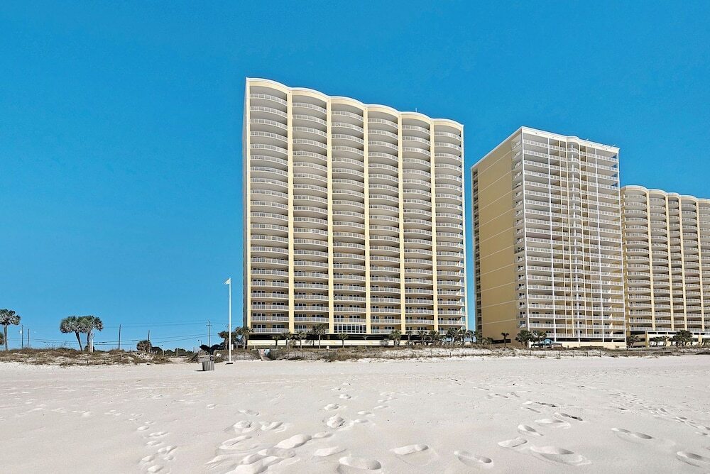 Beautiful Ocean Views 2 bedroom 2 bathroom Resort Pools - photo 22