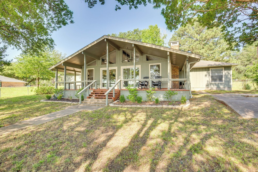 Yard Deck & Fire Pit: Cedar Creek Reservoir Gem — hotel in Mabank