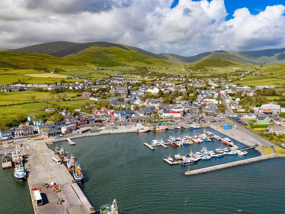Dingle Town Holiday Home by Trident Holiday Homes — 4-Star Luxury Hotel in Dingle, Republic of Ireland