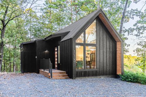 The Ash Private Cabin with Hot Tub Oasis for Two in the Pines — 4-Star Luxury Hotel in Broken Bow, United States
