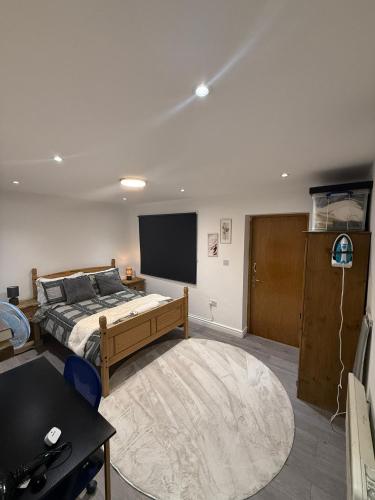 Ground Floor Apartment with Private Garden Near Victoria Park — 4-Star Luxury Hotel in London, United Kingdom