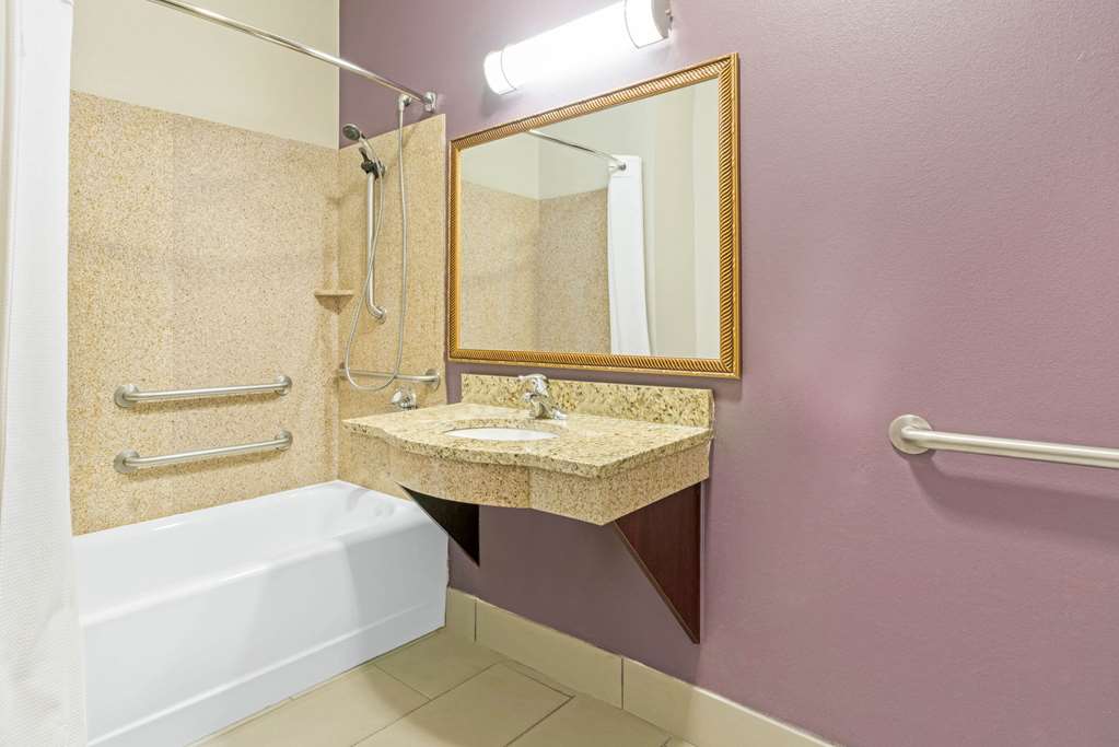 La Quinta Inn & Suites by Wyndham Oklahoma City Yukon - photo 7