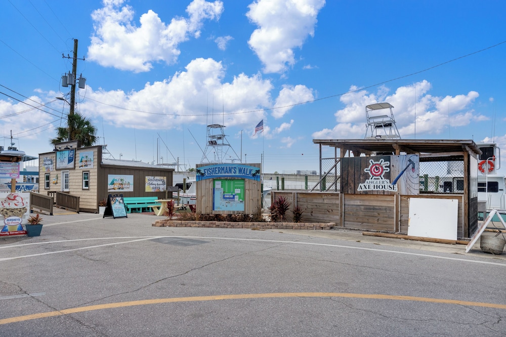 Serenity by the Sea 4BR Retreat Sleeps 12 Walk to Beach — 4-Star Luxury Hotel in Panama City Beach, United States