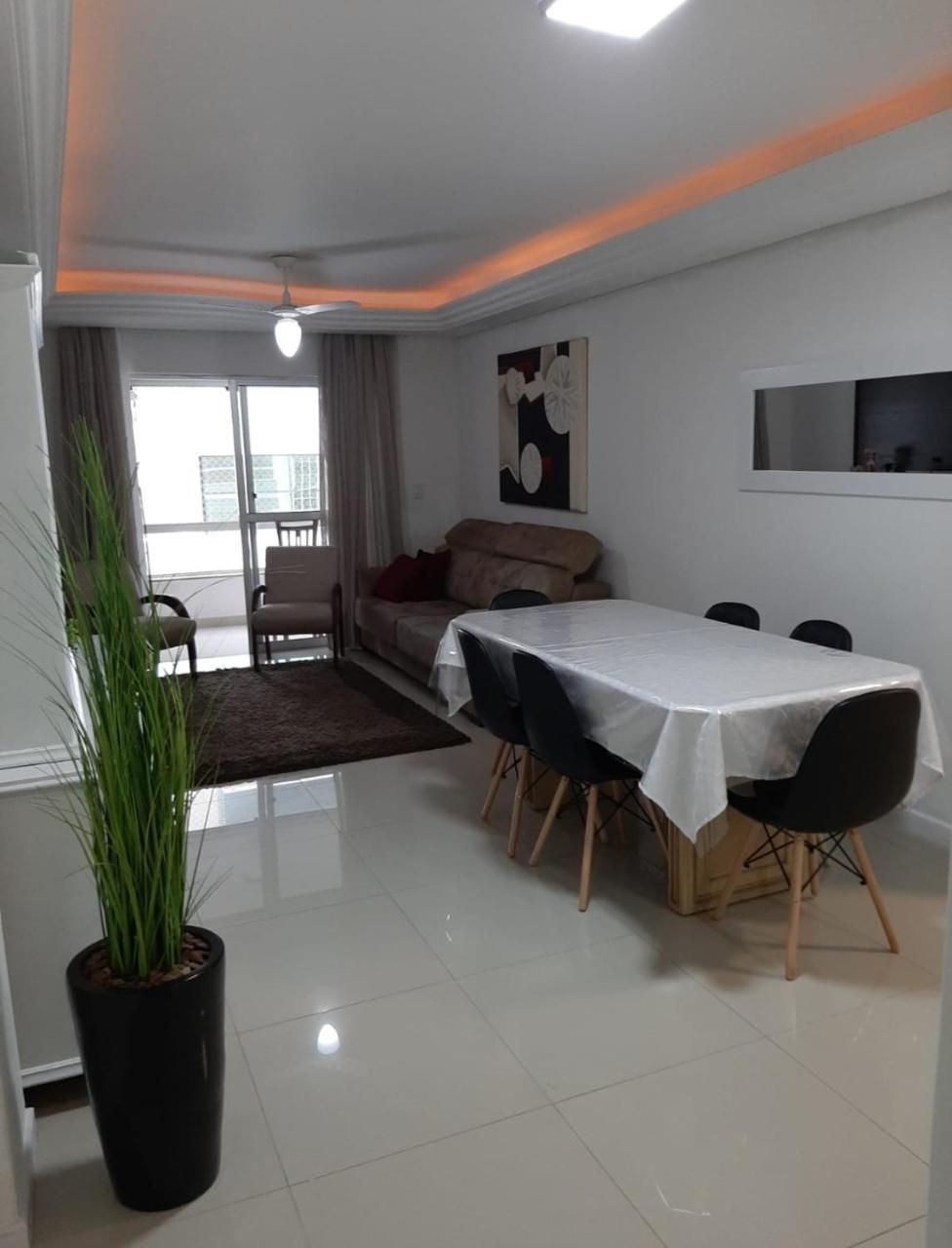 Meia Praia apartamento com sacada ampla e churrasqueira próximo a praia e a avenida principal.