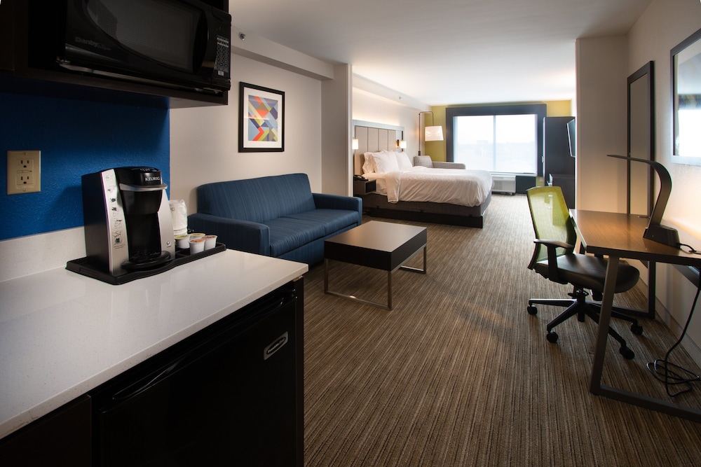 Holiday Inn Express Hotel & Suites Tupelo by IHG - photo 14