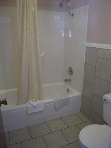 Redwood Arms Motel - photo 11
