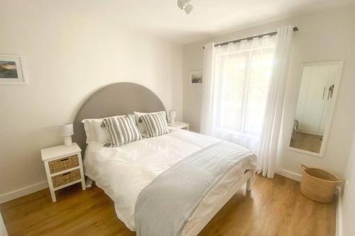 Kalk Bay Stylish 2Bed with Balcony Views & Pool 34SJT