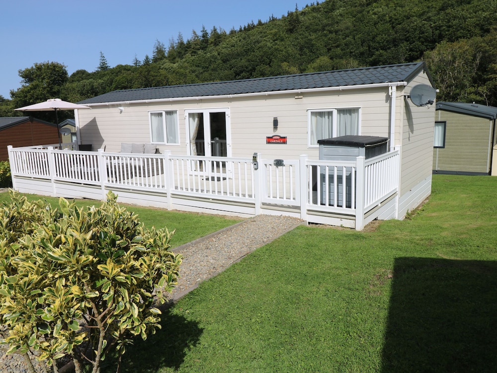 116 Woodpecker Lodge — 4-Star Luxury Hotel in New Quay, United Kingdom