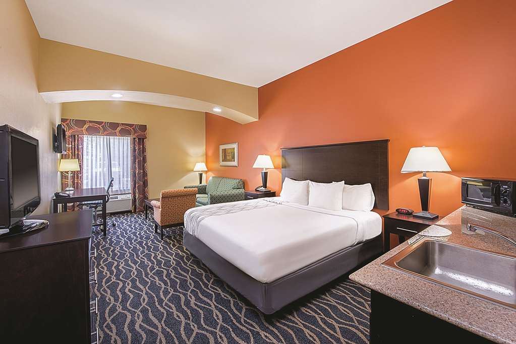 La Quinta Inn & Suites by Wyndham Tulsa Airpt Expo Square - photo 24