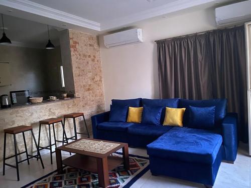 Stylish apartment steps from AUC families only — 4-Star Luxury Hotel in Cairo, Egypt
