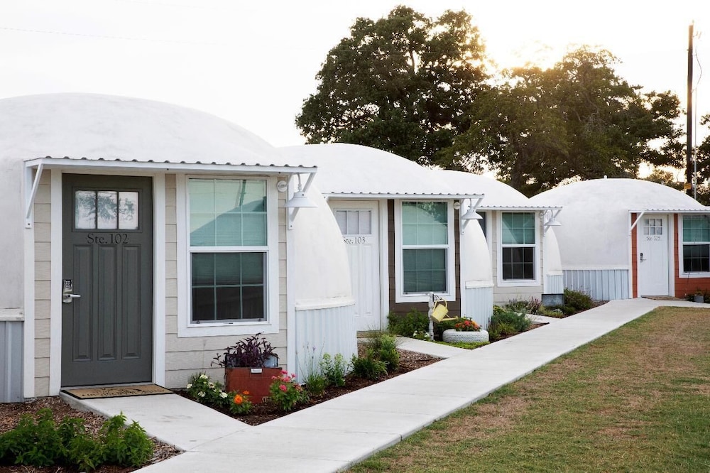 Country Dome Suites — hotel in Bellville