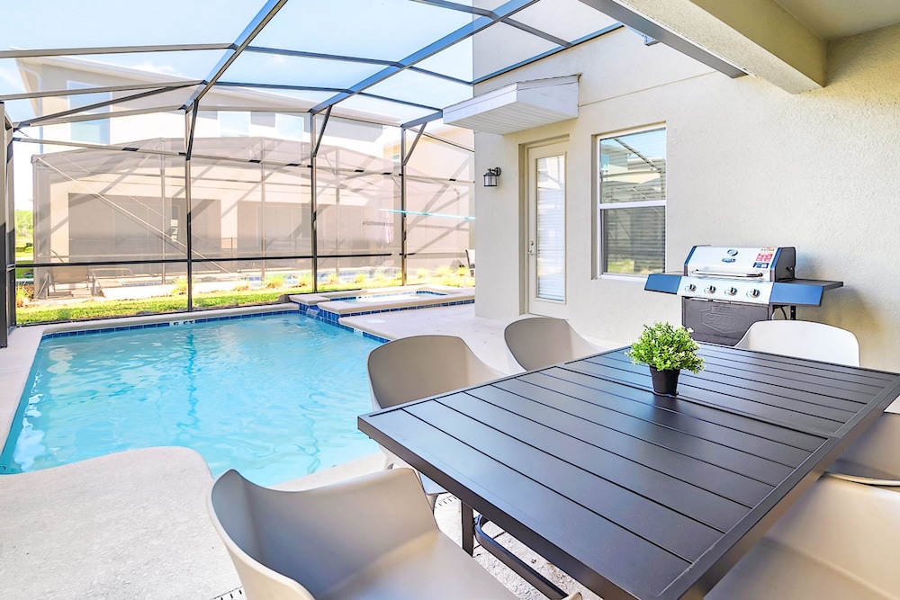 Bright & Airy 5BR Resort Home with Pool - photo 2