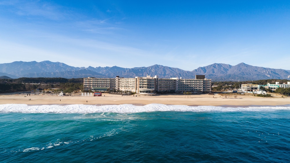 Kensington Resort Seorak Beach — 4-Star Luxury Hotel in Goseong, South Korea