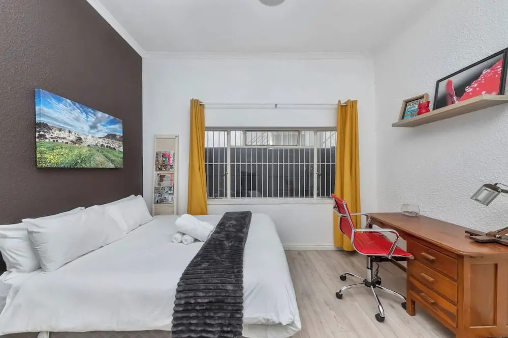 Modern and Stylish 2 BD House in Claremont