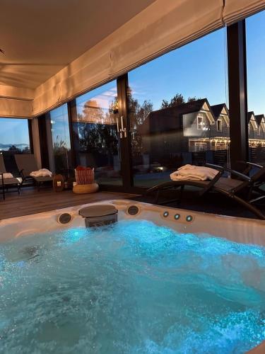 Dom z jacuzzi do 10 osób Zator Willa LuxHouse in Zator, Poland