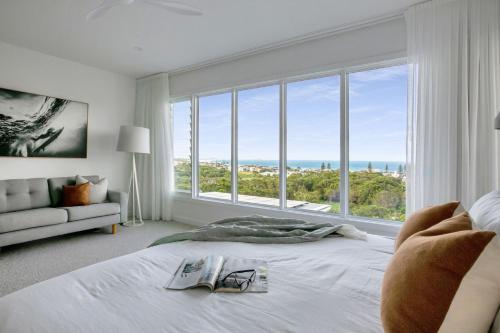 Luxe Paradise With Sweeping Ocean Views Pool — Kingscliff