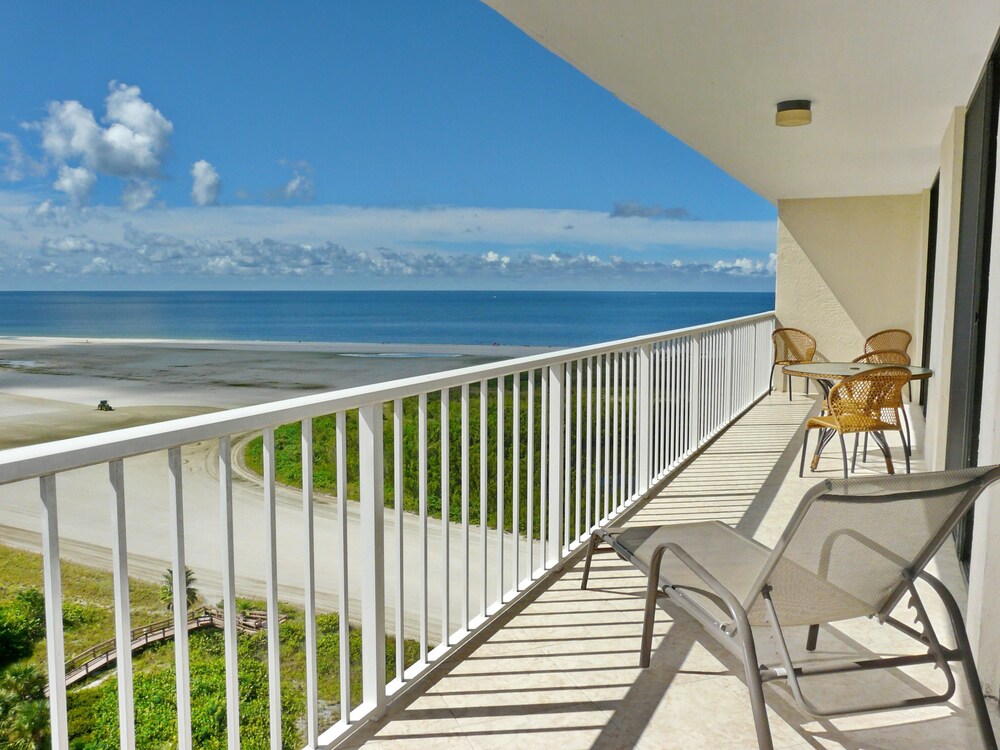 Sun bright beachfront condo with pool tennis courts — 4-Star Luxury Hotel in Marco Island, United States