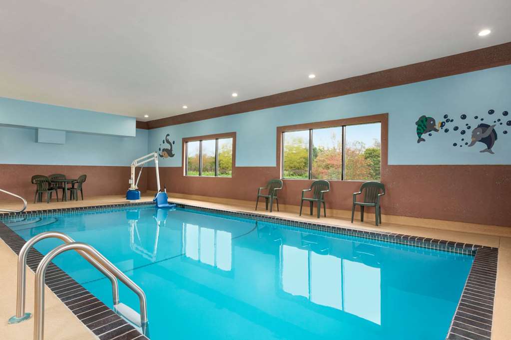 Howard Johnson by Wyndham Waterloo Cedar Falls - photo 8