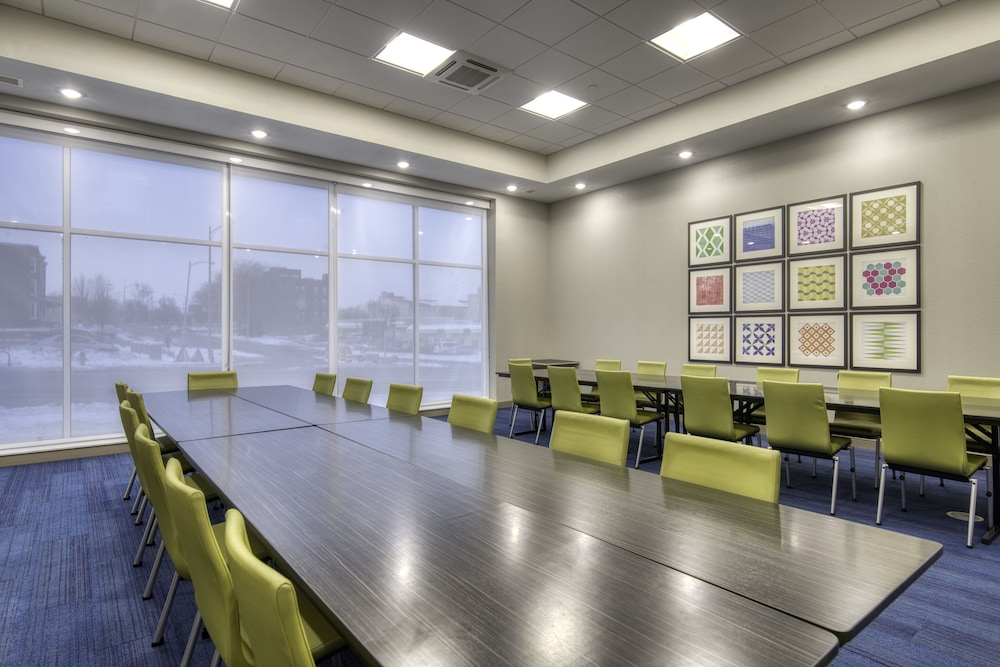 Holiday Inn Express & Suites Omaha Downtown Old Market by IHG - photo 34