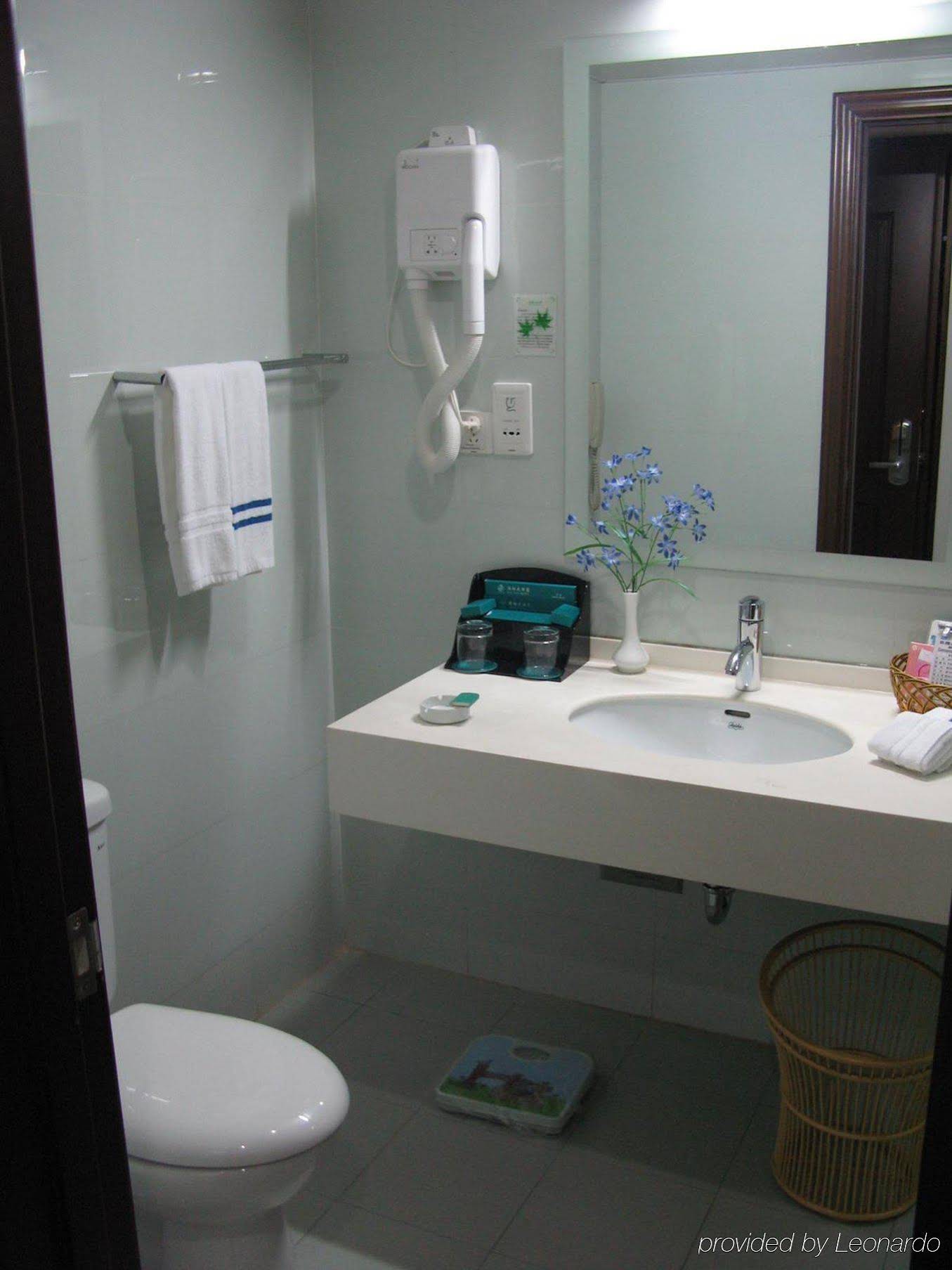 Haiyan Hotel - last minute hotel in Shanghai