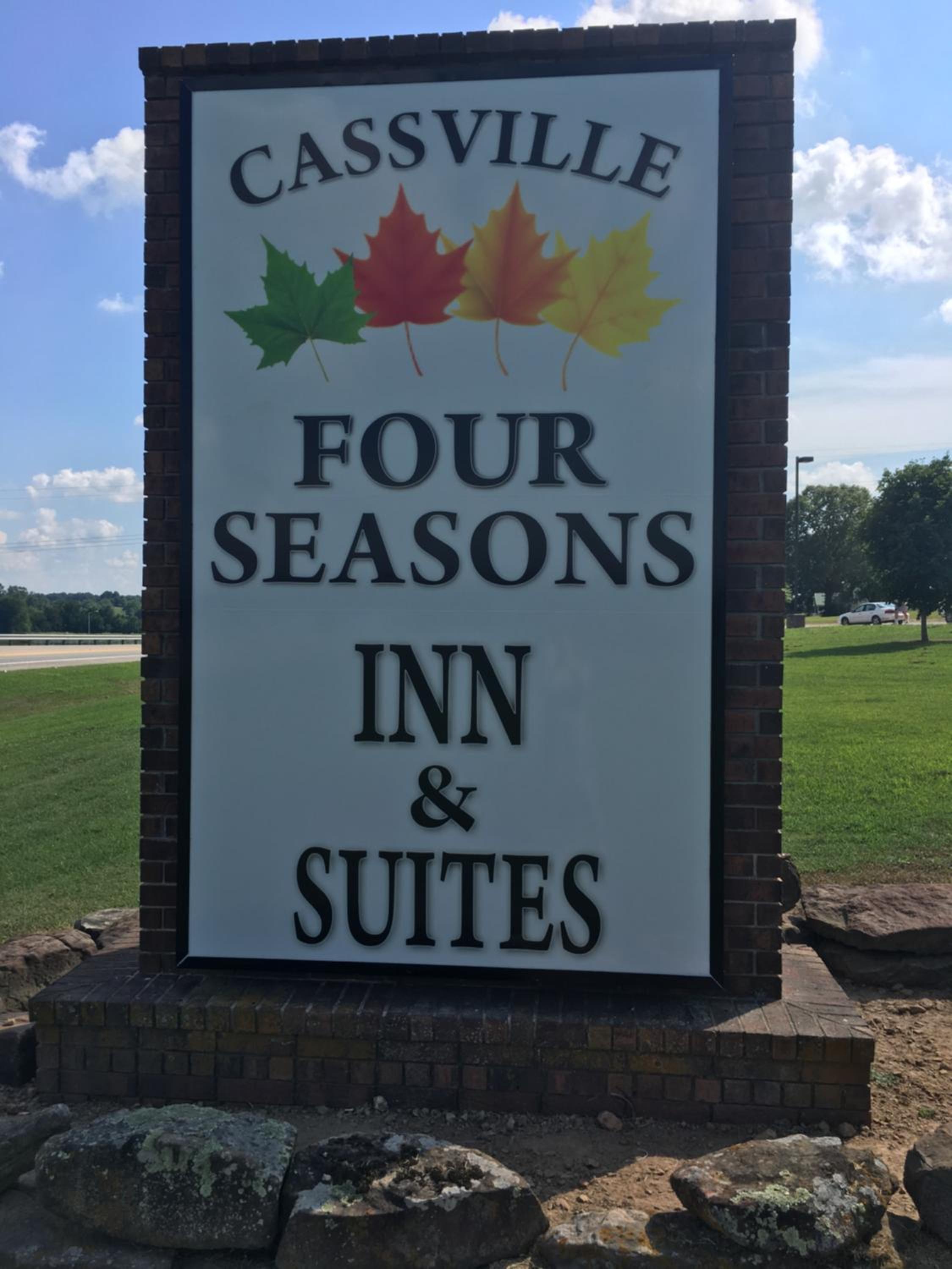 Cassville Four Seasons Inn & Suites - photo 2
