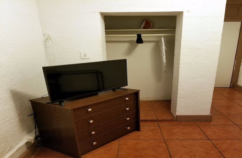 Monterey Inn Hotel - photo 29