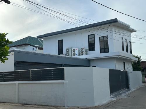 House40 MRT Ratchadaphisek — Bangkok — photo 4