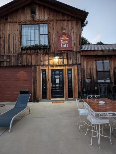 Rustic Rooms Barn Loft Near Kings Canyon & Sequoia National Parks — 4-Star Luxury Hotel in Squaw Valley, United States