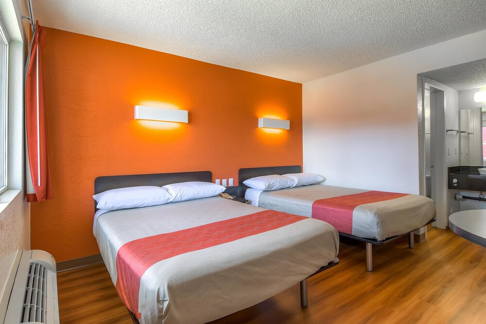 Motel 6 Los Angeles Long Beach - photo 8