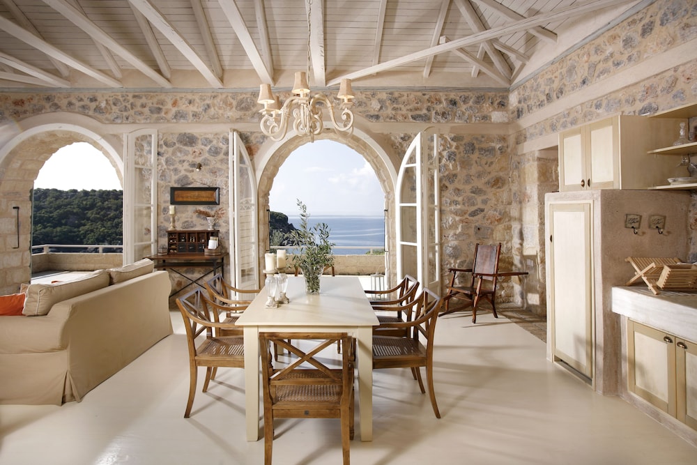 Katikies Manis — 4-Star Luxury Hotel in Kardamyli, Greece