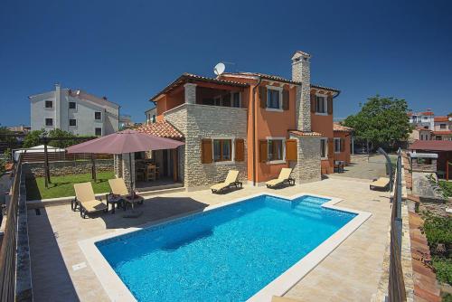 Villa nur 800 Meter zum Strand mit Meerblick privatem Pool BBQ und Spielplatz — 4-Star Luxury Hotel in Fazana, Croatia