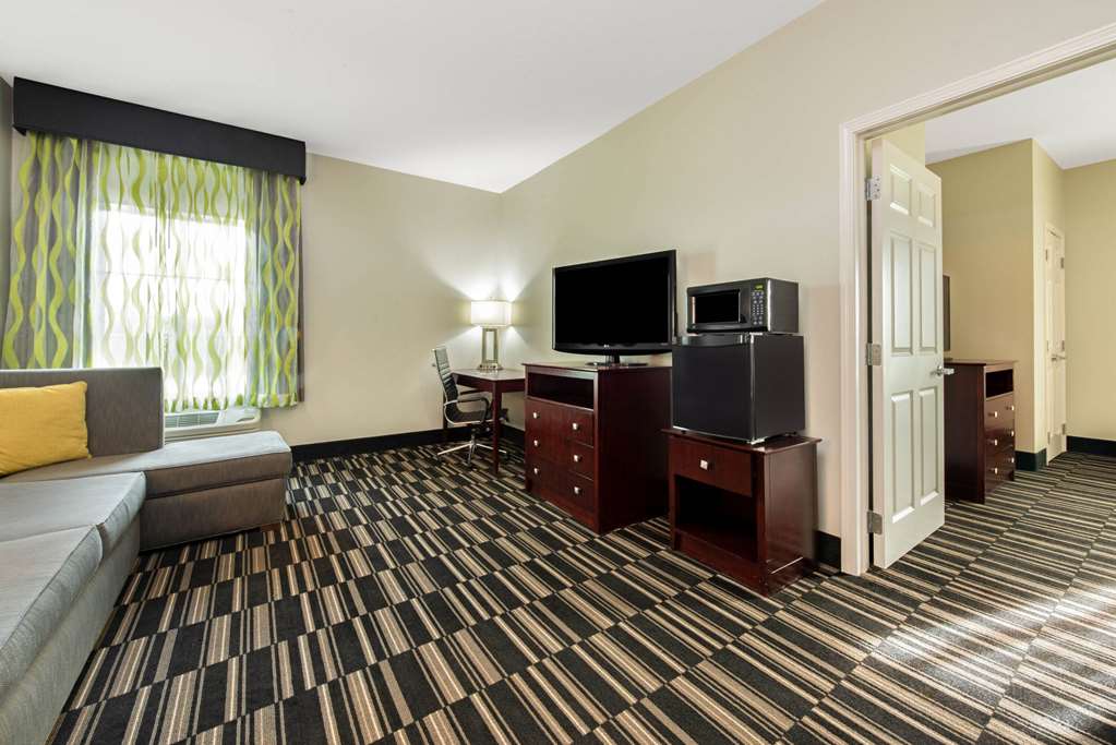 La Quinta Inn & Suites by Wyndham Bridge City - photo 23