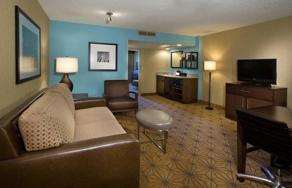 Embassy Suites by Hilton Kansas City International Airport - photo 35