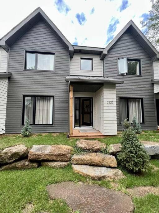 Modern 3 en suite Bedroom Townhouse with 1 Sofa Bed and Terrace in Mont Tremblant — 4-Star Luxury Hotel in Mont-Tremblant, Canada