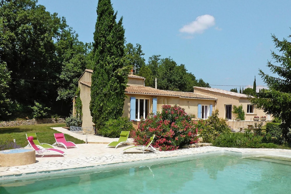 Holiday Home in Puymeras With Garden — 4-Star Luxury Hotel in Vaison-La-Romaine, France