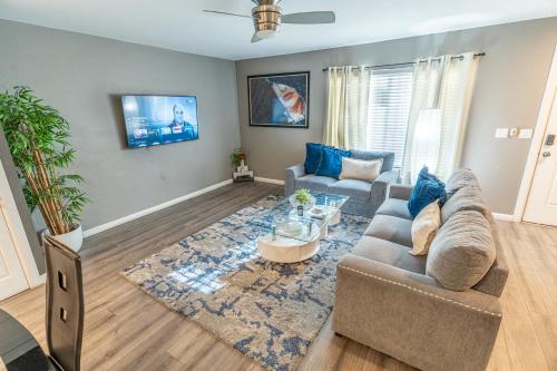 Spacious 2 Bedroom Townhouse with Pool & Private Patio in Central Las Vegas