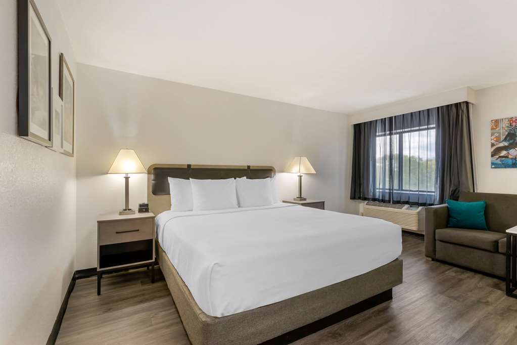 La Quinta Inn & Suites by Wyndham Des Moines West Clive - photo 57