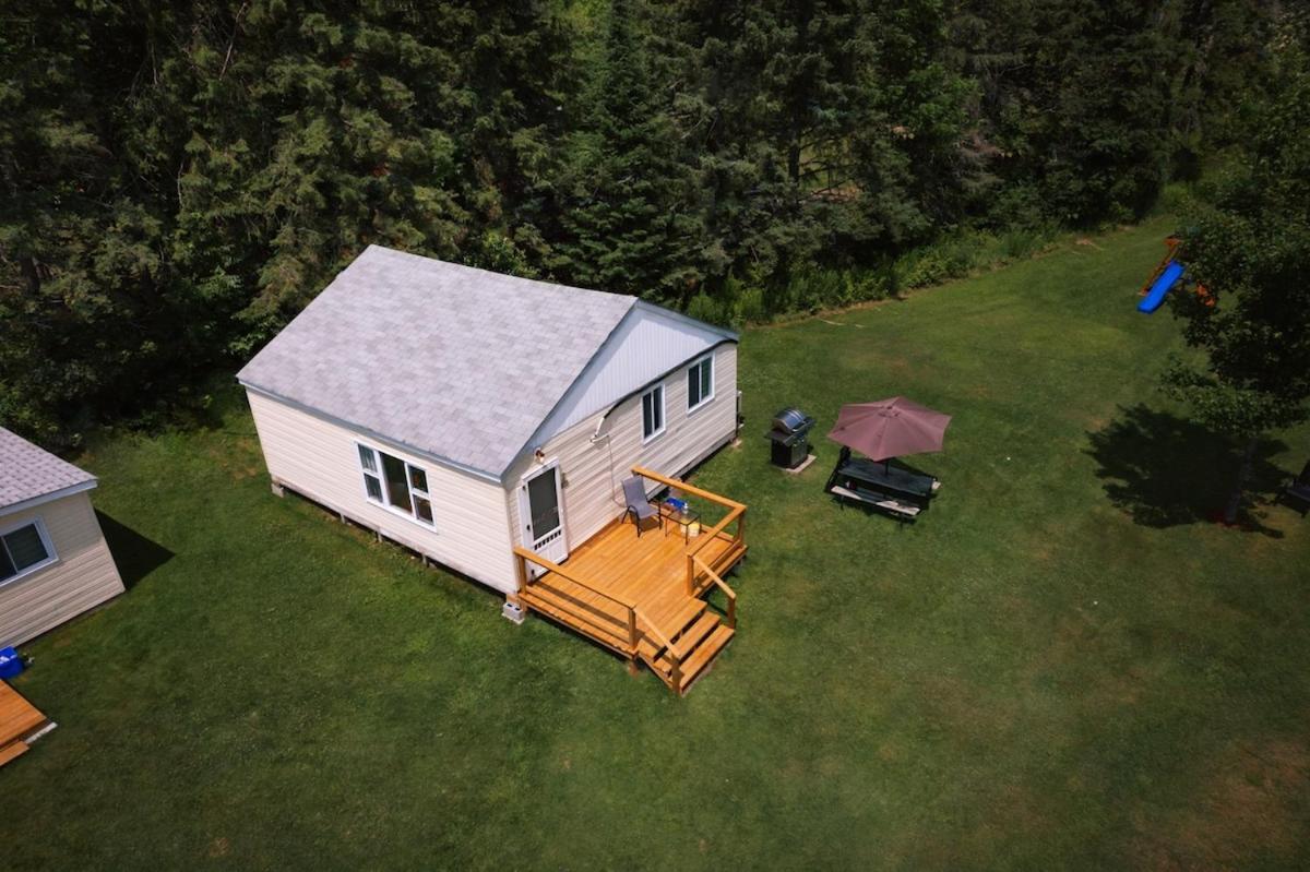 Beachfront Cottage #2 Maijac Resort & Marina in Huntsville, Canada