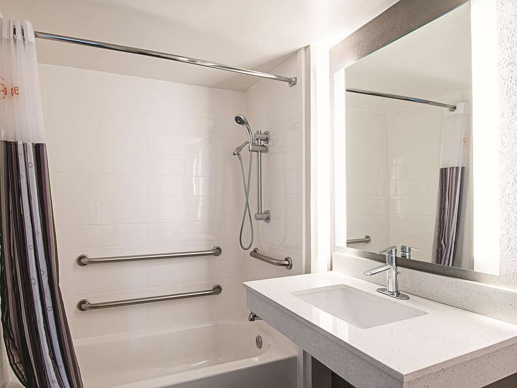 La Quinta Inn & Suites by Wyndham Cincinnati Sharonville - photo 24
