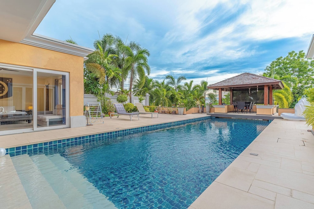 Pattaya Luxury 4BR Pool Villa BBQ Karaoke & Pool Table for Families & Group of Travellers — 4-Star Luxury Hotel in Nong Prue, Thailand