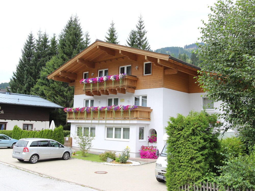 Cozy Apartment With Sauna Near the ski Lift in the Salzburg Region — 4-Star Luxury Hotel in Viehhofen, Austria