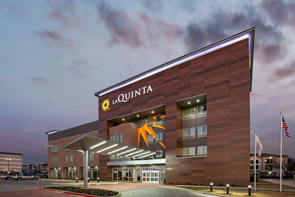 La Quinta Inn & Suites by Wyndham DFW West Glade Parks - featured photo