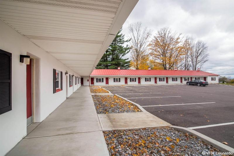 Econo Lodge Saint Albans - photo 7