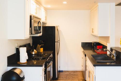 Chic Large 1 Bedroom Apartment in Koreatown with Dining Area Free Gated Parking — 4-Star Luxury Hotel in Los Angeles, United States